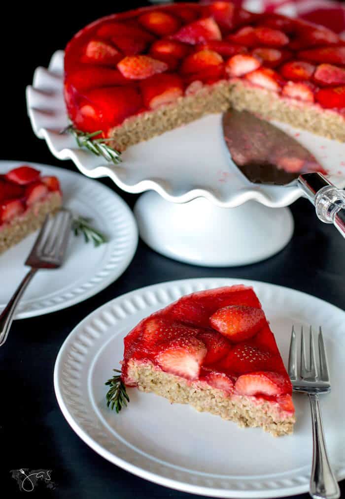 This oatmeal and strawberry cake is gluten free and full of fresh fruit. 