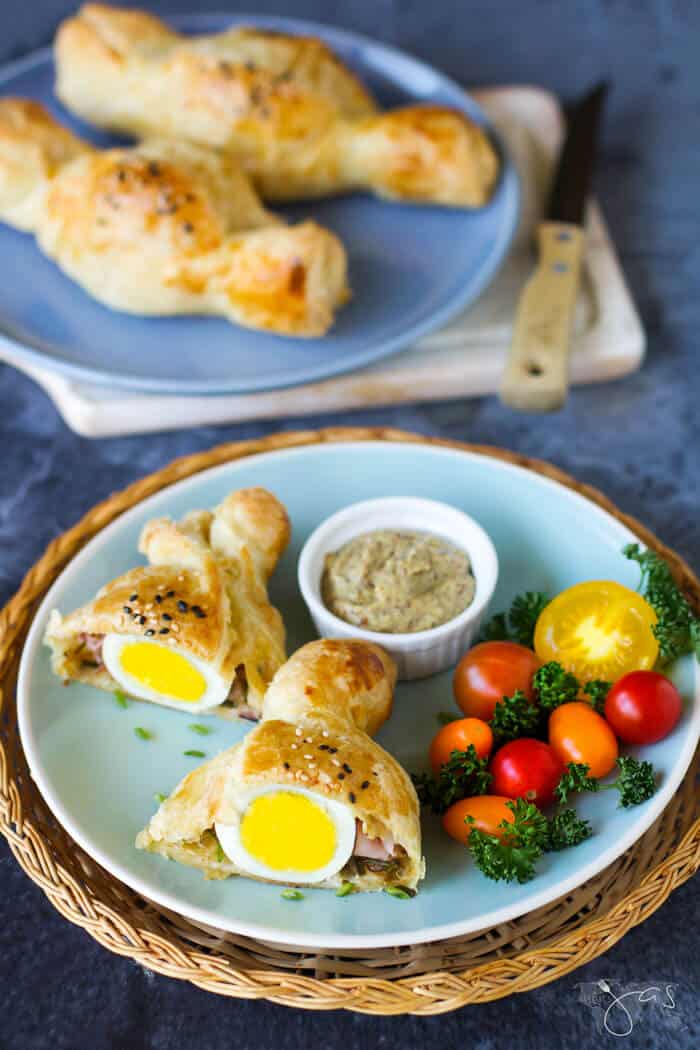 Delicious recipe for stuffed puff pastry with eggs, ham & cheese