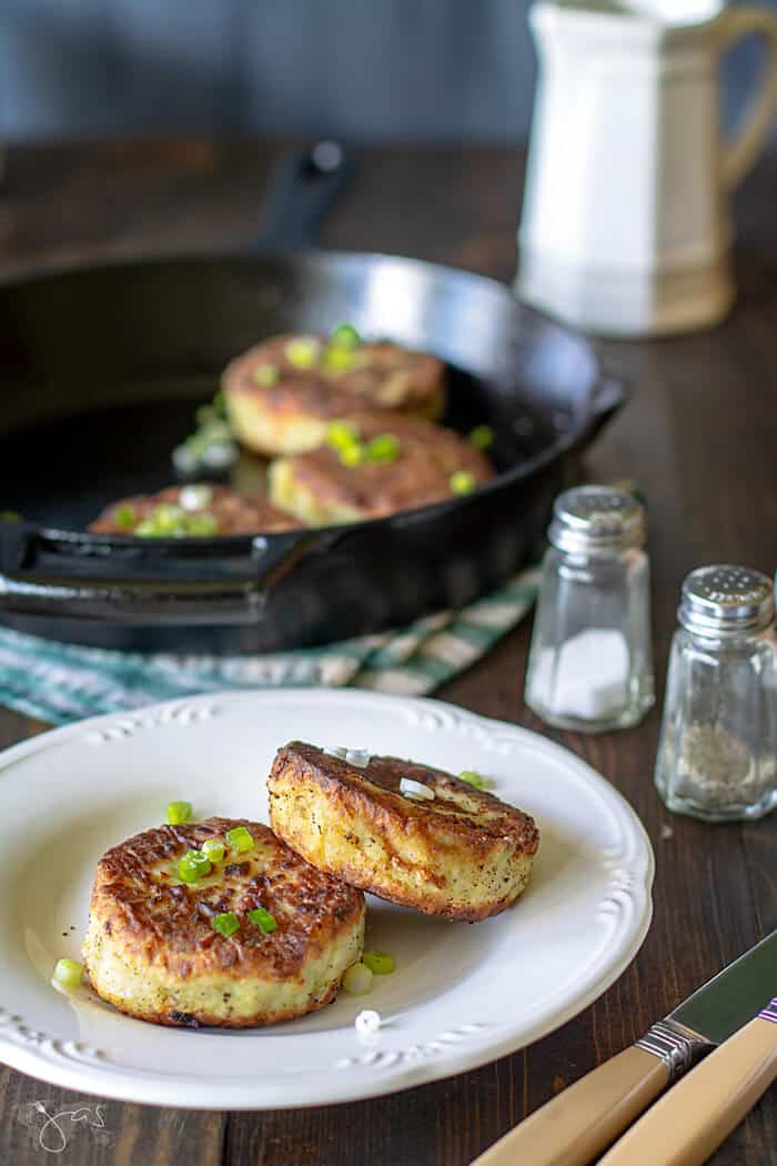 Bubble & squeak cakes from leftover potatoes